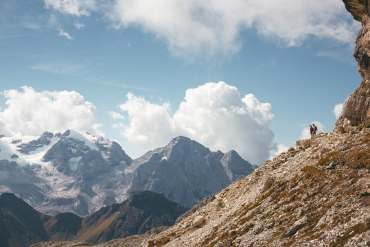 Wanderer mit Blick auf die Marmolada in den Dolomiten