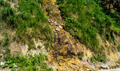 Acqua che scende dal monte
