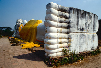 Liegender Buddha im Wat Lokayasutharam, einer Tempelanlage in Ayutthaya © Heinz