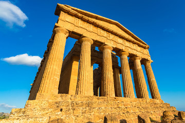 Obraz premium Temple of Concordia, located in the park of the Valley of the Temples in Agrigento, Sicily, Italy