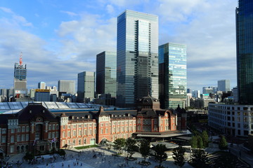 東京駅駅舎と高層ビル群