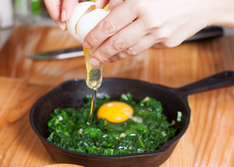 Preparation of fried eggs with spinach