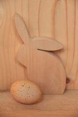 hase aus holz  und ei
