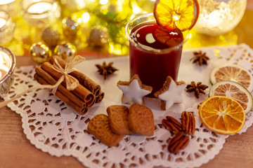 Fototapeta na wymiar Glühwein , Zimtstangen und Kekse zu Weihnachten