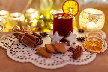 Glühwein und  Kekse im Advent
