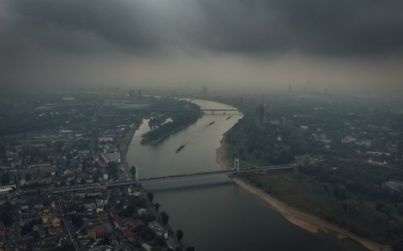 Verregnetes K&ouml;ln aus der Luft mit Blick auf den Dom und den Rhein