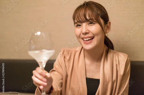 女性 乾杯 Wall Mural Wallpaper Murals Wallsheaven Naka