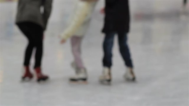 learn to ride ice skates,girlfriends are learning to skate in the winter
