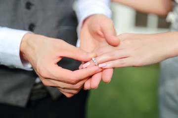 Obraz na płótnie Canvas wedding ring on pre wedding photoshoot day