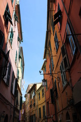 Scorcio con cielo facciate e finestre