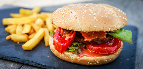 cheeseburger maison avec ses frites pour un snack rapide