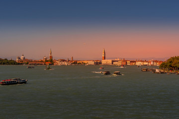 Fototapeta premium Venedig: Ansichten einer zaubervollen Stadt in der Lagune