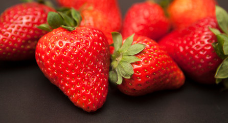 fraises sur fond noir