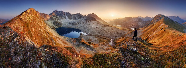 Fototapeta premium Piękny dramatyczny zmierzch w górach. Krajobraz ze słońcem, panorama Tatr na Słowacji