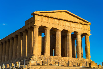 Obraz premium Temple of Concordia, located in the park of the Valley of the Temples in Agrigento, Sicily, Italy