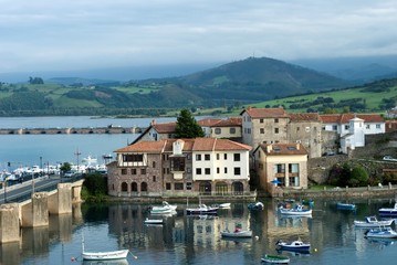 Fototapeta na wymiar San Vicente de la Barquera en Cantabria