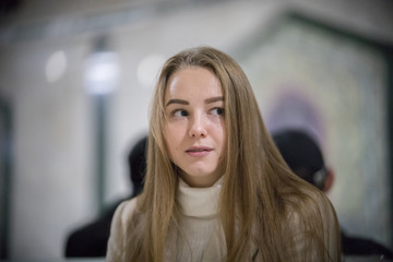 Obraz premium Portrait of beautiful young woman in the subway. Looking to the side