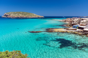 Ibiza - Cala Comte, Blick auf die Cala Escondida und über das Meer zur Cala Comte mit der Insel Illa des Bosc