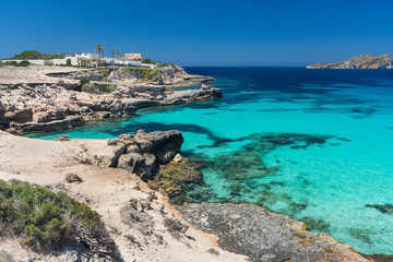 Fototapeta na wymiar Ibiza - Cala Comte, Blick von der Cala Escondida über das Meer zur Insel .Illa Conillera