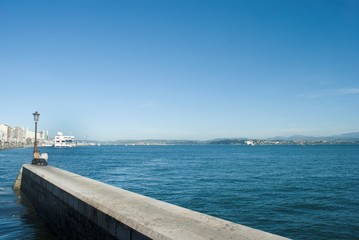 Obraz premium Espigón en el puerto de Santander