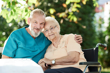 Pfleger gibt Seniorin seine Zuneigung