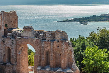 Greek theater in Taormina with the bay of Giardini Naxos in the background, Sicily, Italy. - obrazy, fototapety, plakaty