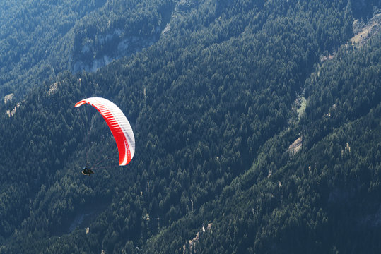 Paraglider in den Dolomiten