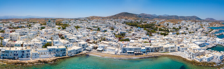 Panoramablick auf das idyllische Fischerdorf Naousa auf der Insel Paros, Kykladen, Griechenland