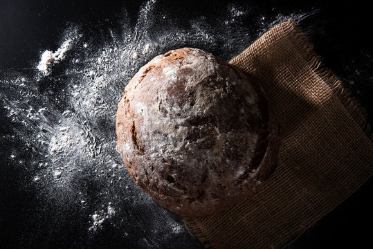 Frisches Brot aus dem Ofen mit Mehl