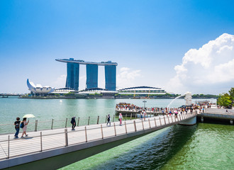 Fototapeta premium シンガポール エスプラネード橋とマリーナ・ベイ