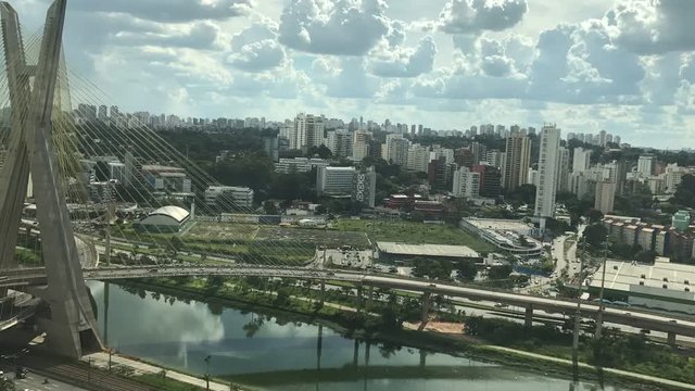 timelapse com nuvens e predios da cidade