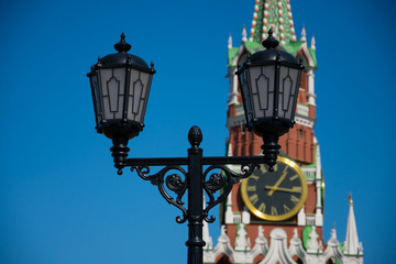 Fototapeta na wymiar Old street lamp with the Spasskaya Tower (Saviour Tower) in the background