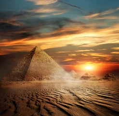 Fotobehang Piramides in de woestijn © Givaga