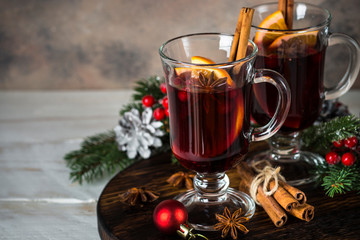 Mulled wine in glass mug with fruit and spices.