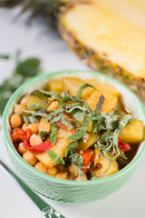 Sałatka z ananasem i cieciorką © Anna Grabowska-Krupa