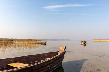 Obraz premium old fishing boat on the beach