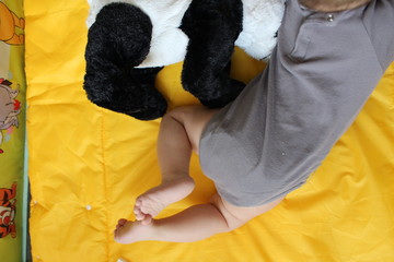 bébé qui joue
