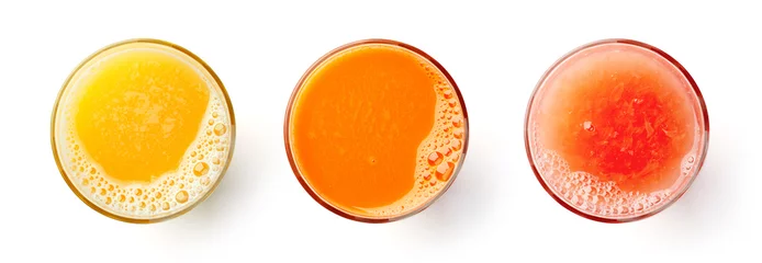 Poster Im Rahmen Frische Orangenkarotten- und Grapefruitsäfte einzeln auf Weiß, von oben © bigacis