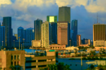 Obraz premium szeroki kąt pejzażu miasta miami na florydzie wczesnym rankiem lata