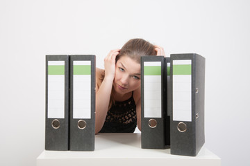 junge frua verzweiflet bei vergleich von akten ordnern untelragen © fotoak80