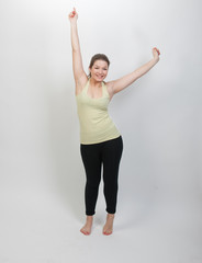 junge frau jubbelt sportlich