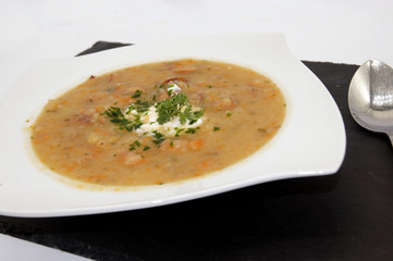 Kartoffelsuppe mit Würstchen auf dem Teller