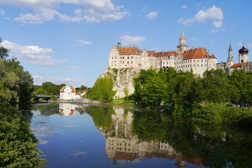 Fototapeta na wymiar Schloss Sigmaringen Märchenschloss mit Wasserspiegelung