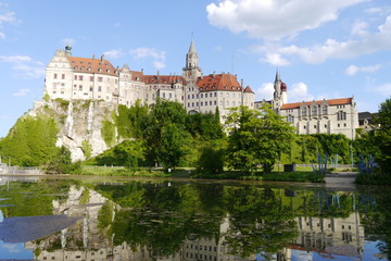 Fototapeta na wymiar Spiegelung im Wasser: Schloss Sigmaringen