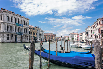 Blaue Boote in Venedig