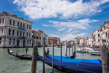 Obraz premium Blaue Boote in Venedig