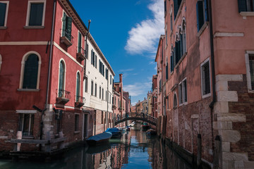 Fototapeta na wymiar Häuser und Kanal und Brücke in Venedig