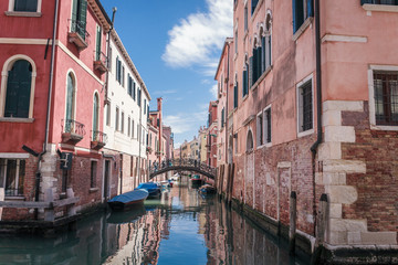 Fototapeta na wymiar Häuser und Kanal und Brücke in Venedig