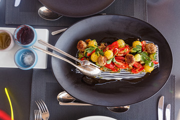 Salad with tomatoes and meat balls