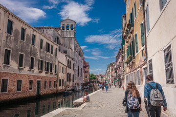 Fototapeta na wymiar Touristen in Venedig